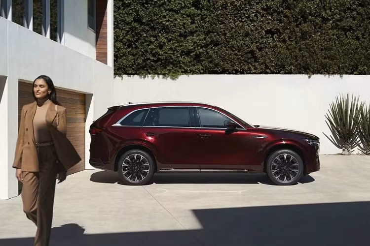 Như vậy, có thể kỳ vọng mẫu xe SUV Mazda CX-70 2024 này cũng sử dụng máy xăng 6 xi-lanh thẳng hàng, tăng áp, dung tích 3.3L có công suất tối đa 340 mã lực và mô-men xoắn cực đại 500 Nm. Đây là khối động cơ xăng mạnh mẽ nhất của Mazda tính đến thời điểm hiện tại.