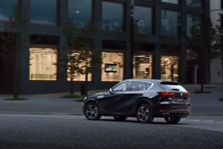 Tạp chí Car&amp;Driver dự đoán giá xe Mazda CX-70 2024 có mức bán ra khởi điểm khoảng 38.000 USD (tương đương 910 triệu đồng), ngang ngửa với mức giá của CX-50 bản cao cấp nhất.