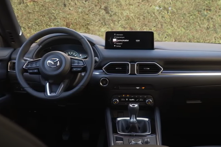 Đồng thời, mẫu xe này sẽ đóng vai trò như hậu duệ của mẫu xe Mazda CX-7 từng bị khai tử cách đây hơn một thập kỷ. Mazda CX-70 có cấu hình 2 hàng ghế và nhiều khả năng được trang bị động cơ tương tự CX-90.