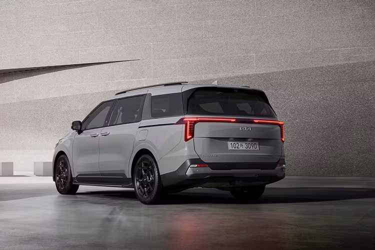 Chế độ chạy điện lấy năng lượng trên Kia Carnival hybrid 2024 từ pin lithium-ion 1,5 kWh. Kia cho biết sẽ bắt đầu nhận cọc cho Carnival mới ở thị trường Hàn Quốc vào tháng 11/2023.Dự đoán sau thị trường quốc tế, mẫu xe này cũng sẽ sớm ra mắt Việt Nam.