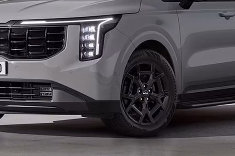 Kia Carnival 2024 có 3 kiểu động cơ gồm máy xăng, máy dầu và hệ truyền động hybrid lai xăng-điện mới, được thừa hưởng từ những gì từng áp dụng cho Sorento. Đó là hệ thống kết hợp giữa động cơ xăng 4 xi-lanh, tăng áp, dung tích 1.6L công suất tối đa 180 mã lực và mô-tơ điện mạnh 53 mã lực, cho công suất tổng cộng 230 mã lực.