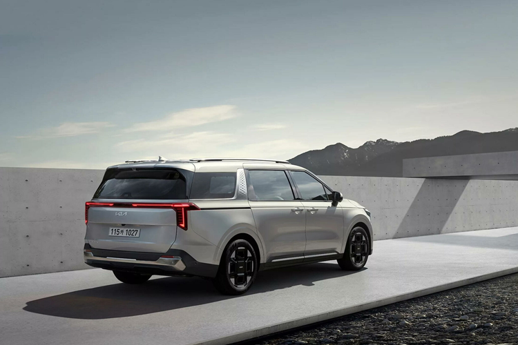 Kia còn bổ sung phiên bản Gravity mới cho mẫu minivan này. So với các bản còn lại, Kia Carnival Gravity 2024 tạo sự khác biệt bằng lưới tản nhiệt và mâm thiết kế riêng, giá nóc, ốp mạ chrome ở cột C/cửa/cửa cốp cũng như ốp gầm giả trước/sau màu kim loại tối. Hiện Kia chưa công bố hình ảnh nội thất của Carnival mới.