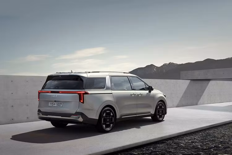 Kia còn bổ sung phiên bản Gravity mới cho mẫu minivan này. So với các bản còn lại, Kia Carnival Gravity 2024 tạo sự khác biệt bằng lưới tản nhiệt và mâm thiết kế riêng, giá nóc, ốp mạ chrome ở cột C/cửa/cửa cốp cũng như ốp gầm giả trước/sau màu kim loại tối. Hiện Kia chưa công bố hình ảnh nội thất của Carnival mới.