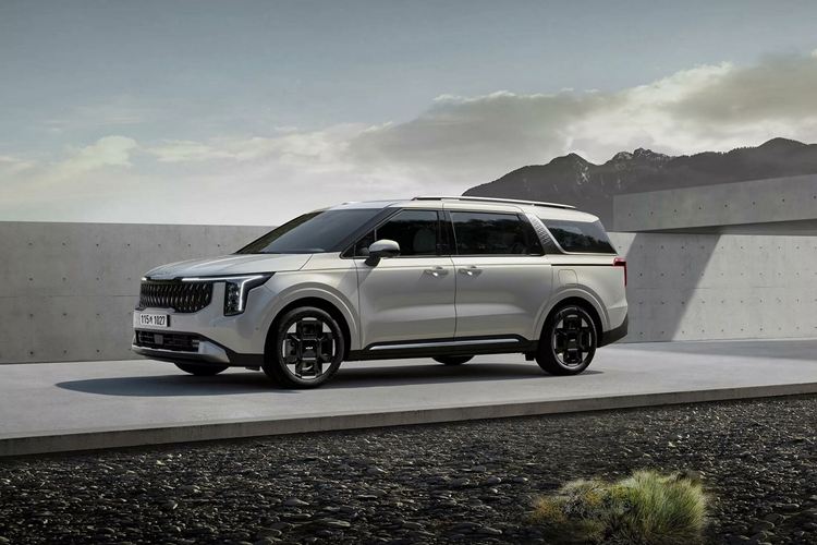 Vòng sang khu vực bên sườn, chúng ta sẽ bắt gặp bộ mâm mới. Ở bản cao cấp, xe dùng mâm với thiết kế sơn bóng và phay xước, tương tự các mẫu xe Kia đời mới khác. Ở phía sau, mẫu xe MPV Kia Carnival 2024 được bổ sung cụm đèn hậu với thiết kế nằm dọc tương tự đèn pha.