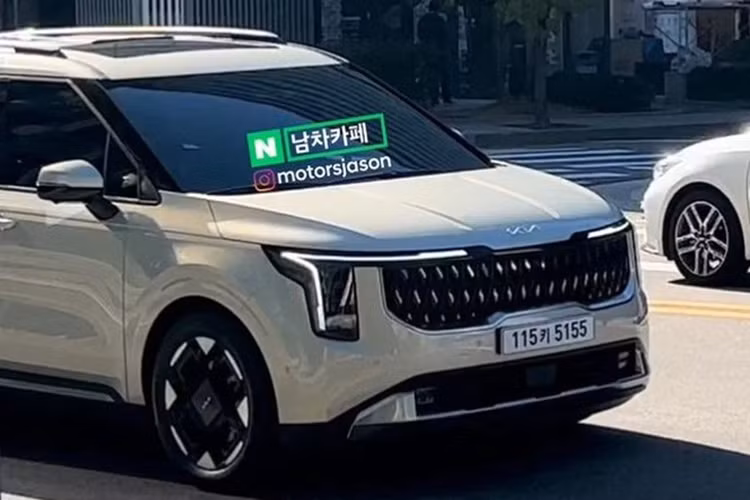 Đèn hậu cũng nối với nhau bằng dải đèn mỏng nằm vắt ngang đuôi xe, giống với Kia Sorento 2024. Ngoài đèn hậu, Kia còn thay đổi cả thiết kế của cản sau và cửa cốp.