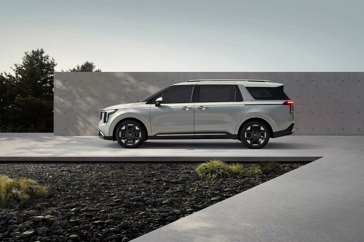 Cụm đèn pha nằm dọc mới, tích hợp dải đèn LED định vị ban ngày kiêm đèn báo rẽ lấy cảm hứng thiết kế từ bản đồ sao. Dải đèn DRL mới này không chỉ bao quanh đèn pha mà còn ăn sâu vào bên trong lưới tản nhiệt. Bên dưới là cản trước và đèn sương mù mới. Đèn sương mù được đặt ở hai bên hốc gió trung tâm thay vì nằm ở hai góc đầu xe như trước.