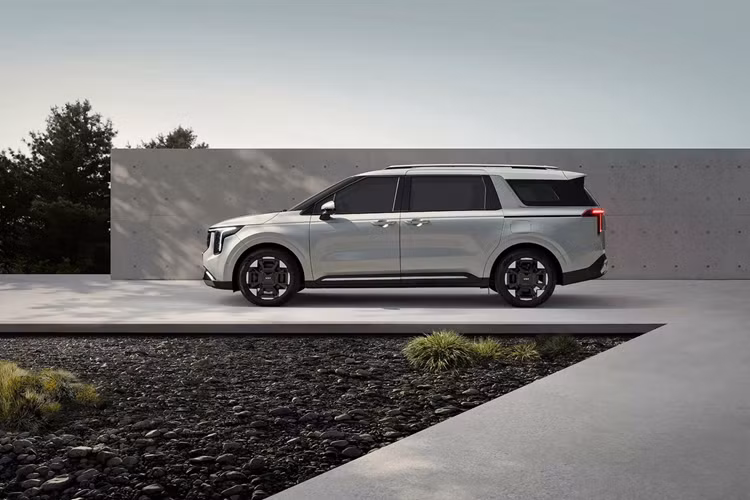 Cụm đèn pha nằm dọc mới, tích hợp dải đèn LED định vị ban ngày kiêm đèn báo rẽ lấy cảm hứng thiết kế từ bản đồ sao. Dải đèn DRL mới này không chỉ bao quanh đèn pha mà còn ăn sâu vào bên trong lưới tản nhiệt. Bên dưới là cản trước và đèn sương mù mới. Đèn sương mù được đặt ở hai bên hốc gió trung tâm thay vì nằm ở hai góc đầu xe như trước.