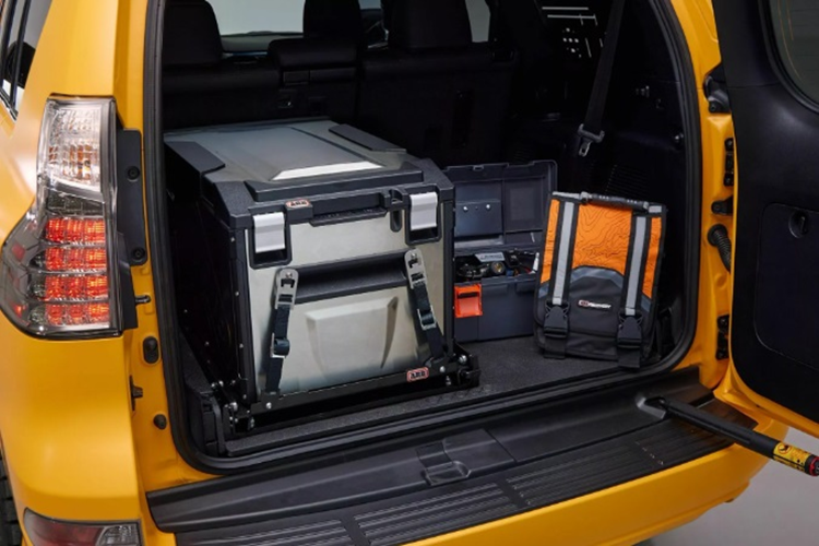 Đặc biệt, mẫu xe độ Lexus GX 460 Premium 2022 này còn được trang bị cả võng có thể cất gọn trên giá nóc. Phụ kiện này vô cùng phù hợp cho những người đam mê đi phượt, muốn có một không gian nghỉ ngơi thoáng đãng, hòa mình với thiên nhiên. Xe còn có cả tủ lạnh và tủ đông để giúp người dùng có thể bảo quản tốt thực phẩm trong những chuyến đi dài.