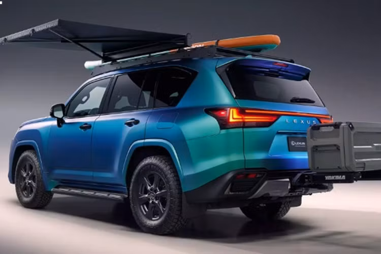 Khách hàng mua mẫu xe Lexus tại SEMA 2023 này sẽ được trang bị thêm phụ kiện là tăng bạt cho ôtô Kammok Crosswing Car Awning giúp tránh nắng, tránh mưa trong các buổi dã ngoại. Ngoài ra, xe còn có ván chèo và ván lướt sóng được gắn trên giá nóc.