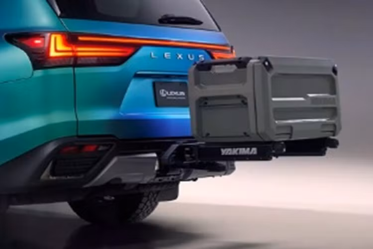 Chiếc LX 600 Premium AAP Build 2022 này được trang bị bộ mâm hợp kim 18 inch bọc trong lốp Toyo Open Country A/T 33 inch, đi cùng một vài chi tiết màu đen sáng bóng xung quanh thân xe.