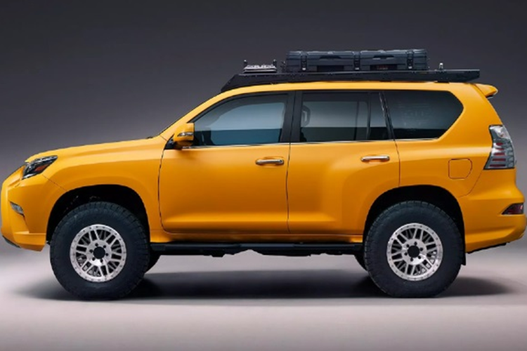 Mẫu Lexus GX 460 Premium 2022 cũng gây ấn tượng với khách tham quan tại triển lãm khi sở hữu “bộ cánh” màu vàng Matte Yellow Saffron, đi cùng bộ mâm 18 inch bọc trong lốp Toyo Open Country A/T 34 inch khá “đồ sộ”. Ở bản độ này, xe vẫn giữ nguyên khối động cơ V8 4.6L nguyên bản, cho công suất 301 mã lực.