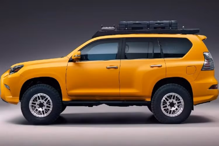 Mẫu Lexus GX 460 Premium 2022 cũng gây ấn tượng với khách tham quan tại triển lãm khi sở hữu “bộ cánh” màu vàng Matte Yellow Saffron, đi cùng bộ mâm 18 inch bọc trong lốp Toyo Open Country A/T 34 inch khá “đồ sộ”. Ở bản độ này, xe vẫn giữ nguyên khối động cơ V8 4.6L nguyên bản, cho công suất 301 mã lực.