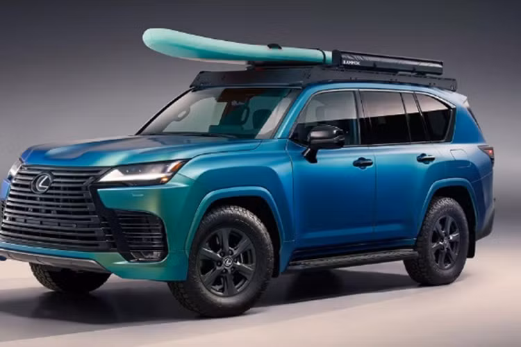 Tại triển lãm, Lexus cũng mang đến một mẫu xe độ không thuộc dòng GX đó là LX 600 Premium AAP Build 2022 với màu xanh Aquamarine nổi bật. Nhìn chung ngoại thất của xe không khác nhiều so với nguyên bản. Xe chỉ được tinh chỉnh một chút để phù hợp cho việc offroad.