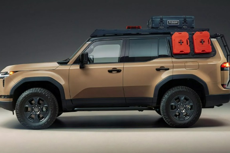 Để có thể di chuyển tốt qua nhiều loại địa hình, xe Lexus GX 550 Overtrail+ độ khủng này còn được bổ sung máy nén khí bơm lốp cũng như các thanh ray để bảo vệ xe, kết hợp với tấm chống trượt nhôm tiêu chuẩn.