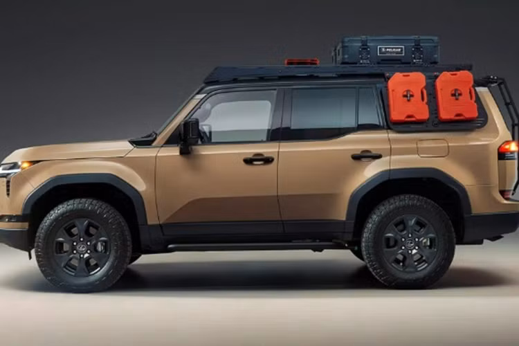 Để có thể di chuyển tốt qua nhiều loại địa hình, xe Lexus GX 550 Overtrail+ độ khủng này còn được bổ sung máy nén khí bơm lốp cũng như các thanh ray để bảo vệ xe, kết hợp với tấm chống trượt nhôm tiêu chuẩn.