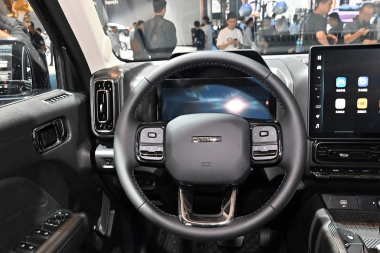 Bước vào bên trong xe, Haval Raptor áp dụng phong cách thiết kế vuông vắn hơn, được trang bị 2 màn hình kích thước lớn, trong đó, bảng đồng hồ full LCD 13,2 inch, màn hình điều khiển trung tâm 14,6 inch dư sức cho các trải nghiệm và W-HUD.