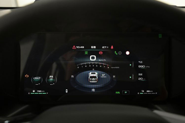 Đáng khen là thay vì bỏ các nút vào màn hình cảm ứng 14,6 inch, Haval Raptor vẫn giữ lại nhiều nút bấm vật lý, cũng dễ hiểu, vì đây là sản phẩm dành cho một số tình huống off-road nhất định, giúp người lái dễ dàng thao tác hơn.