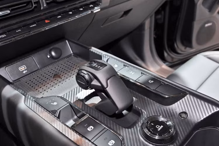 Ngoài ra, Haval Raptor 2024 còn được trang bị cửa sổ trời toàn cảnh, hiệu suất không gian của toàn bộ xe cũng tốt. Phía trước ghế hành khách có tựa tay khá dày cho thấy Haval Raptor đang cố gắng sánh ngang với những mẫu xe địa hình hạng nặng. Ghế bọc da, nhiều chi tiết ốp carbon.