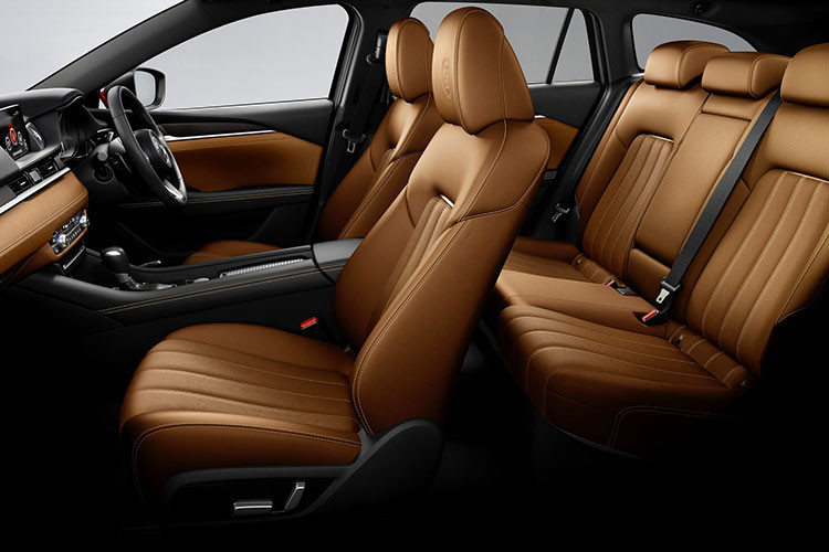 Các trang bị khác như; hệ thống âm thanh BOSE 11 loa và cửa sổ trời chỉnh điện. Về kết nối điện thoại thông minh, xe được hỗ trợ kết nối Android Auto tiêu chuẩn và Apple CarPlay không dây...