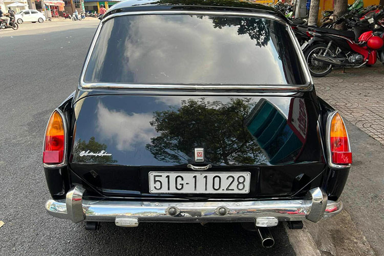 Xe được trang bị lưới tản nhiệt cỡ lớn, cản trước được tích hợp thêm tấm ốp inox sáng bóng. Điểm nhấn tạo nên vẻ hoài cổ của chiếc xe chính là bộ gương màu bạc gắn trên nắp capo, cùng với đó là bộ mâm tròn đặc trưng của những mẫu xế cổ.