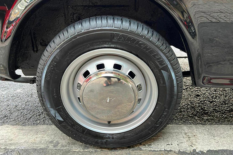 Đằng sau chiếc xe là cụm đèn hậu và xi-nhan dạng dọc, dòng chữ Austin of England phía đuôi mạ crom sáng bóng càng khẳng định được quê hương của mẫu xe này.