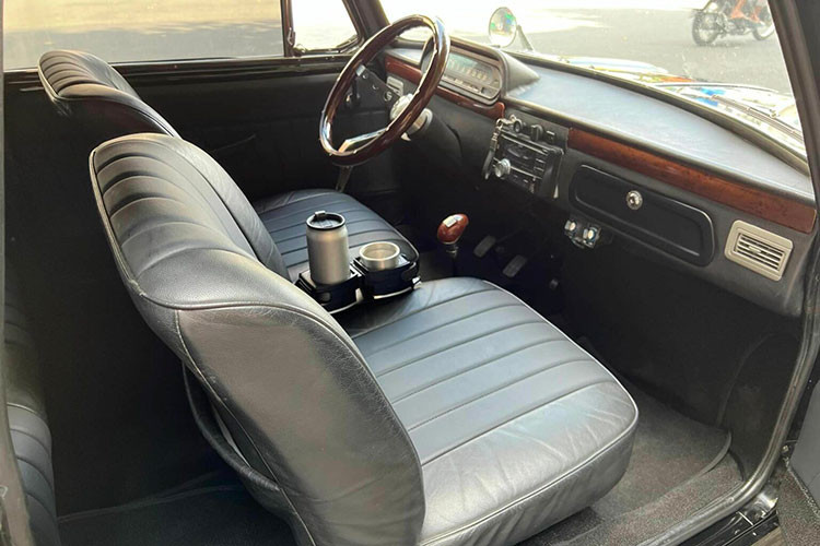 Những chiếc xe hơi mà ông Đặng Lê Nguyên Vũ hay sử dụng đều được độ thêm hộc đựng khay cà phê và gạt tàn xì gà, chiếc xe BMC ADO16 cũng không ngoại lệ. Thành cửa vẫn là các tay nằm cửa, tay quay cửa sổ dạng cơ được mạ inox sáng bóng.