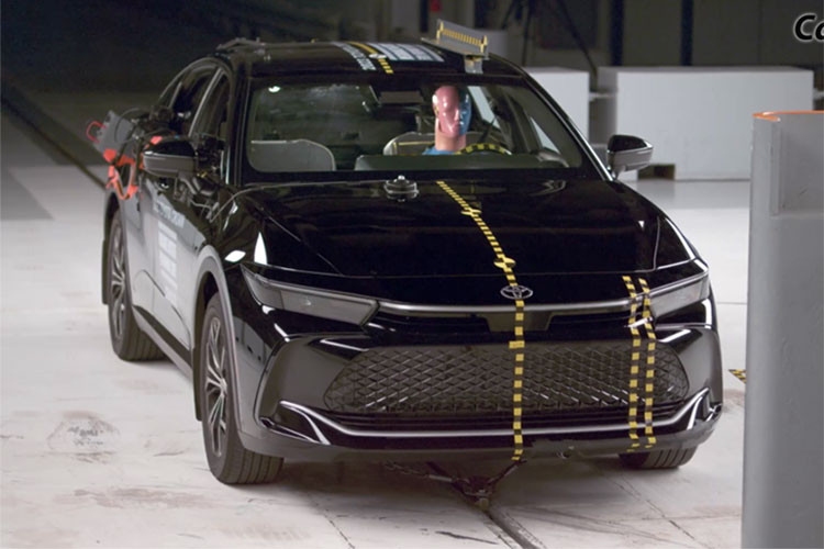 Điểm khác biệt này đến từ việc phiên bản Toyota Crown XLE 2023 chỉ được trang bị đèn pha Bi-LED, trong khi hai phiên bản còn lại sử dụng công nghệ Quad-LED hiện đại hơn.