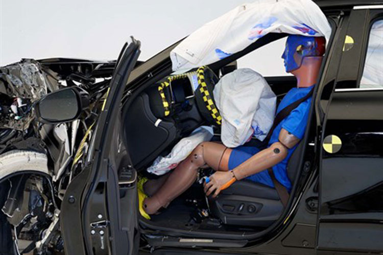 Toyota Crown thế hệ mới ra mắt vào hồi tháng 7/2022 và đã được mở bán tại Mỹ từ đầu năm nay. Hiện mức giá xe Toyota Crown 2023 tại Mỹ cấu hình Platinum có mức khởi điểm từ 52.000 USD (tương đương 1,22 tỷ đồng). 