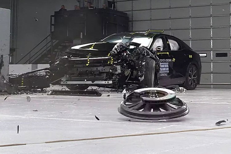 Về thử nghiệm khả năng chiếu sáng của đèn pha, Toyota Crown phiên bản XLE tiêu chuẩn đạt xếp hạng Chấp nhận được, trong khi các phiên bản Limited và Premium cao cấp hơn được đánh giá ở mức Tốt.