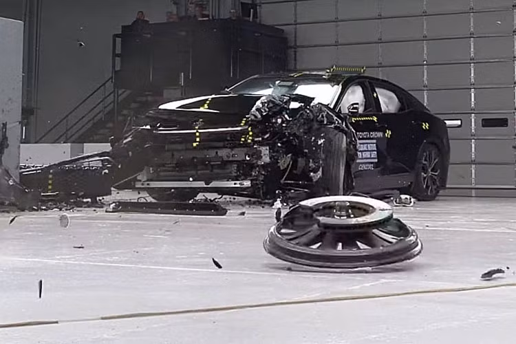 Về thử nghiệm khả năng chiếu sáng của đèn pha, Toyota Crown phiên bản XLE tiêu chuẩn đạt xếp hạng Chấp nhận được, trong khi các phiên bản Limited và Premium cao cấp hơn được đánh giá ở mức Tốt.