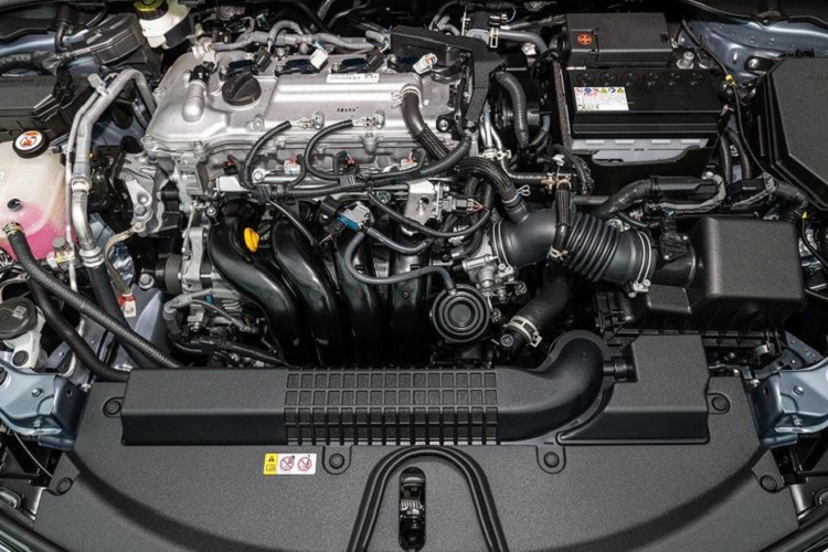 Về ngoại thất, Toyota Corolla Altis 2024 có lưới tản nhiệt to bản với họa tiết hình tổ ong, thay cho dạng thanh ngang trên phiên bản cũ. Bộ mâm xe cũng có thiết kế mới trẻ trung hơn, kích thước 16 inch trên bản tiêu chuẩn và 17 inch trên hai phiên bản còn lại.