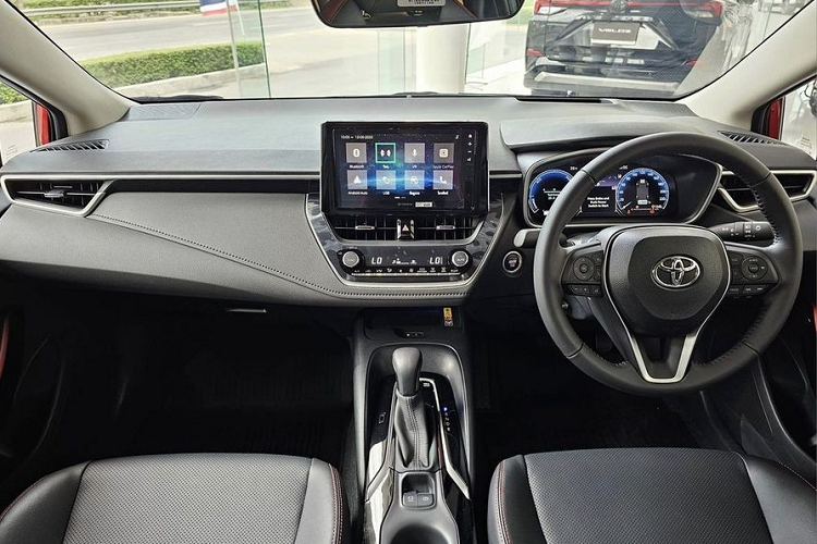 Nâng cấp đáng chú ý nhất của mẫu xe sedan Toyota Corolla Altis 2024 là màn hình đồng hồ lái LCD kích thước 12,3 inch phía sau vô-lăng, thay cho loại 7 inch kết hợp analog trên bản tiền nhiệm. Đây là trang bị hiện đại nhất phân khúc khi so với Honda Civic, Mazda3, Kia K3 hay Hyundai Elantra.
