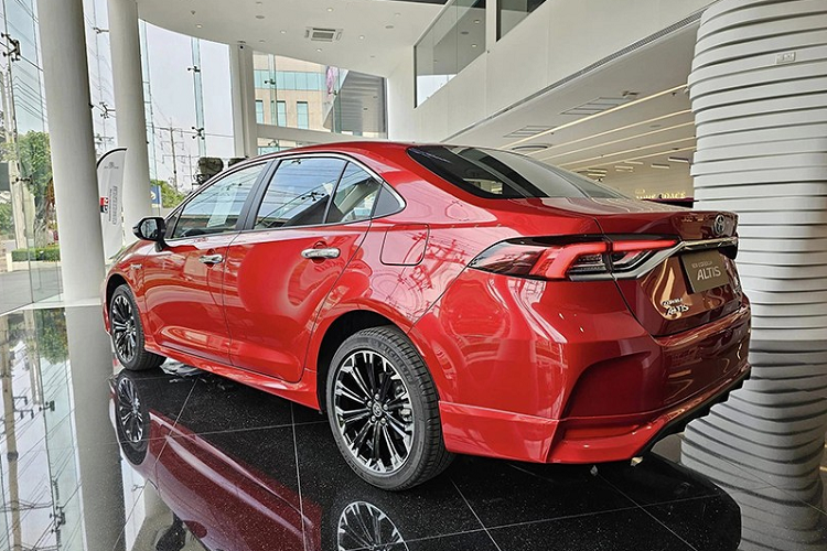 Với một số trang bị và tính năng mới, dự đoán Toyota Corolla Altis 2024 giá bán tăng nhẹ so với bản hiện hành. Hiện tại, mẫu sedan mang thương hiệu Nhật Bản này được phân phối tại Việt Nam với 3 phiên bản, đi kèm giá bán đề xuất lần lượt là 719 triệu đồng, 765 triệu đồng và 860 triệu đồng.
