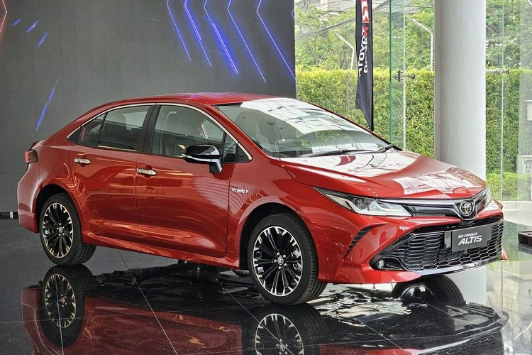 Đây là Toyota Corolla Altis 2024 nâng cấp giữa vòng đời được giới thiệu ở Thái Lan hồi tháng 6, bổ sung trang bị và tính năng mới hiện đại hơn, trong khi thiết kế được tinh chỉnh lại ở một vài chi tiết. Xe bán tại Việt Nam vẫn sẽ được nhập khẩu nguyên chiếc từ Thái Lan.