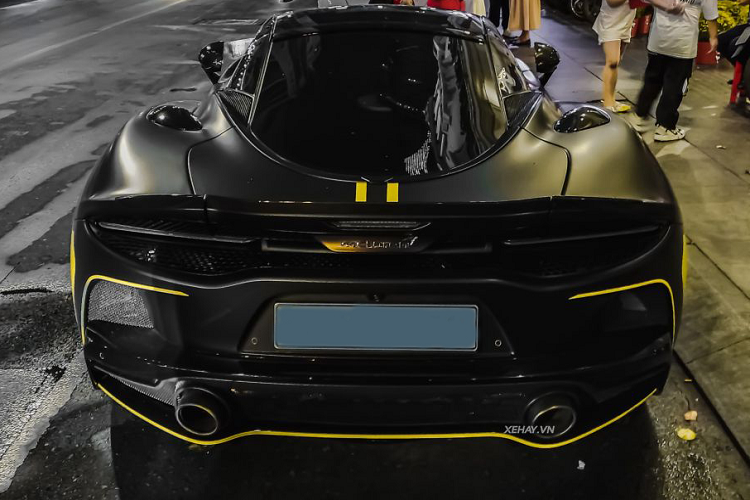 Bộ mâm của xe là loại đa chấu, cắt vát kim cương. Thay vì màu xám vốn có, chiếc McLaren GT độ Novitec này cũng được trang bị bộ mâm đen “tone sur tone” với thân xe.