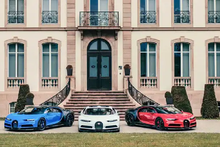 Siêu xe kế nhiệm Chiron dự kiến sẽ có giá cao hơn cả Mistral (5 triệu USD) - dòng Bugatti cuối cùng sử dụng động cơ W-16, được sản xuất giới hạn 99 chiếc trên toàn cầu. Sau dòng xe hybrid này, hãng xe nước Pháp sẽ tiếp tục bắt tay vào phát triển mẫu siêu xe thuần điện đầu tiên của thương hiệu cùng với sự hỗ trợ về công nghệ từ Rimac.