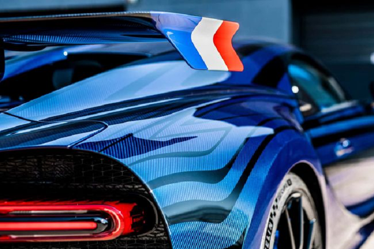 Người kế nhiệm vị trí của ông Achim Anscheidt, chuyên gia thiết kế Frank Heyl nói với Autocar rằng việc tích hợp pin cho hệ truyền động hybrid yêu cầu công ty "xem xét lại kiến trúc của toàn bộ chiếc xe".