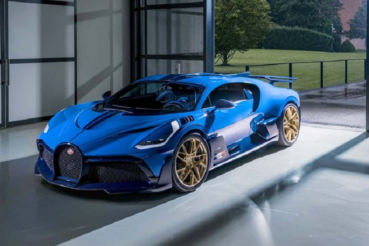 Các báo cáo được Carscoops tiết lộ cho biết mẫu siêu xe mới của Bugatti sở hữu khoang nội thất không quá khác biệt so với Chiron. Tuy nhiên, xe có thể được trang bị một màn hình giải trí trung tâm cảm ứng cỡ lớn – thứ chưa từng có trên Chiron.