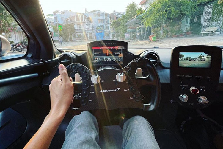 Tuy nhiên, cũng có vài nguồn tin cho rằng, chiếc siêu xe đua đường phố McLaren Senna GTR về Việt Nam đã tái xuất, nhưng người trong cuộc, đơn vị nhập xe này về nước chưa lên tiếng.