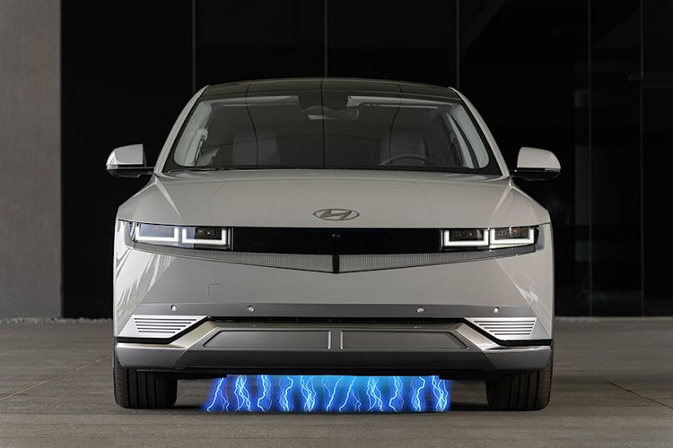 Theo trang tin CarBuzz, hãng Hyundai đã nộp đơn xin cấp bằng sáng chế về sạc xe điện không dây lên Văn phòng Sở hữu trí tuệ Hàn Quốc (KIPO). Để đơn giản hoá cách thức hoạt động của sạc không dây ôtô của Hyundai, chúng ta hãy lấy chiếc smartphone của mình làm ví dụ.