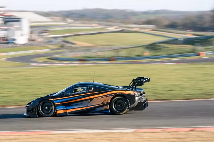 Trước đó, vào đầu năm 2023, giới đam mê siêu xe đã nhận được hung tin khi McLaren tuyên bố dừng sản xuất 720S và mẫu xe kế thừa được cho ra mắt vào năm 2024 với tên gọi đồn đoán là 750S. Mặc dù dừng sản xuất bản thương mại nhưng phiên bản xe đua McLarren 720S là GT3 EVO đã được nâng cấp khá nhiều.