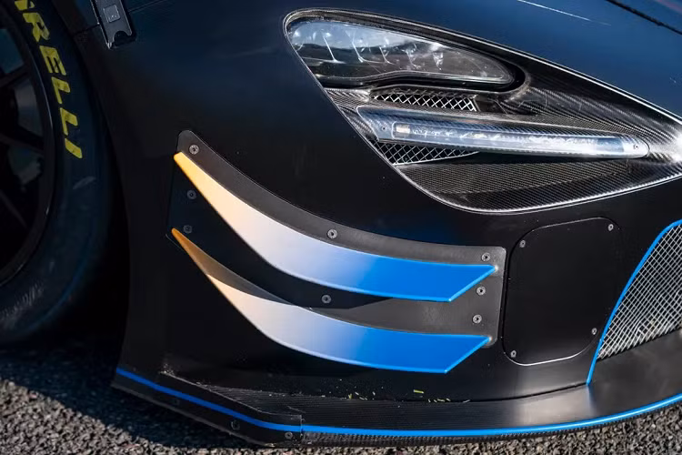 Có 2 tuỳ chọn khi mua 720S GT3 EVO, bạn có thể mua chiếc xe mới hoặc nâng cấp từ chiếc 720S GT3 hiện tại. EVO đã cải thiện hiệu suất khí động học, khả năng sử dụng, cải thiện tầm nhìn và sự chắc chắn, ổn định khi tiếp xúc các bánh xe.