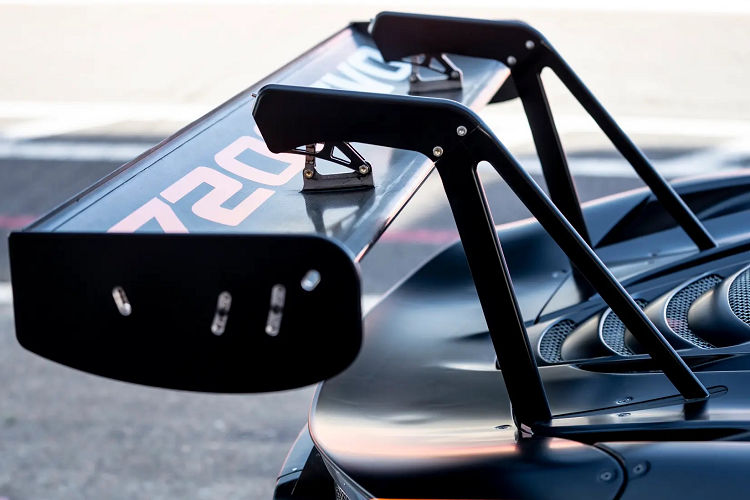 Những thay đổi khí động học từ cản trước và bộ chia được thiết kế mới với các cánh gió nhỏ và bộ chia mới nâng sự cân bằng ở phía trước và gia tăng lực ép tổng thể. Đặc biệt các kỹ sư cũng bổ sung lẫy tháo nhanh cản trước nhằm dễ dàng tinh chỉnh lực ép khí động học.