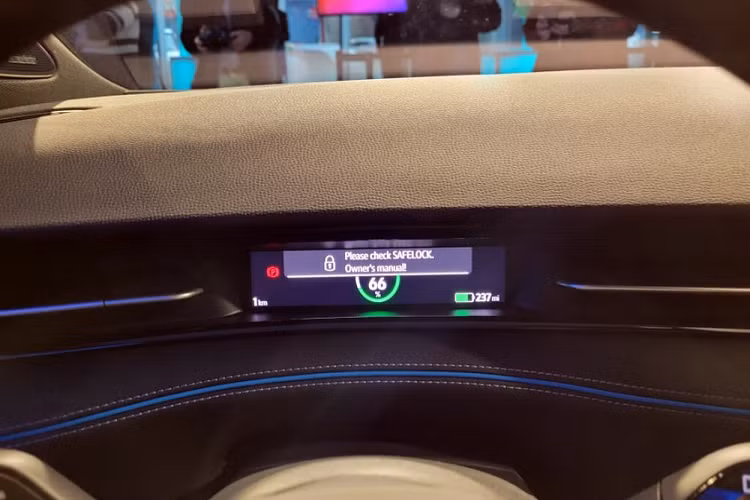 Về mặt công nghệ, Volkswagen ID.7 được trang bị hệ thống hỗ trợ lái bán tự động Travel Assist 3.0, kết hợp giữa tính năng đưa xe vào giữa làn đường và hệ thống kiểm soát hành trình thích ứng.