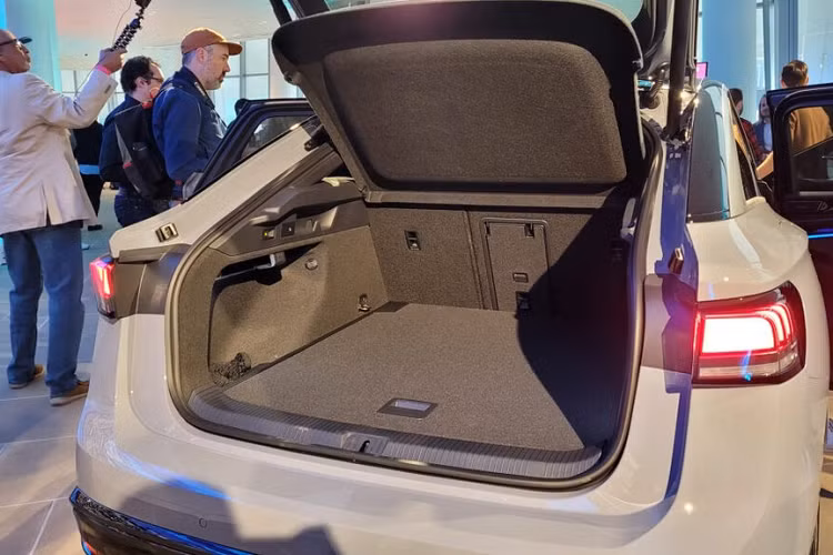 Ở bản Pro, xe được trang bị cụm pin có dung lượng 77 kWh và có thể dùng sạc nhanh 170 kW. Cụm pin này mang đến quãng đường di chuyển gần 615 km theo chu trình thử nghiệm WLTP. Trong khi đó, bản Pro S sử dụng pin 86 kWh, cho phép xe chạy gần 700 km sau một lần sạc đầy pin. Bản Pro S tương thích với sạc nhanh DC 200 kW.