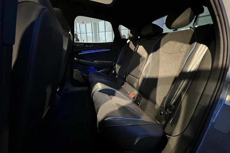 Nhờ đó, xe có thể tăng tốc từ 0-100 km/h trong thời gian 6 giây. Trong thời gian tới, Volkswagen ID.7 sẽ có thêm phiên bản GTX với 2 mô-tơ điện và hệ dẫn động 4 bánh toàn thời gian.