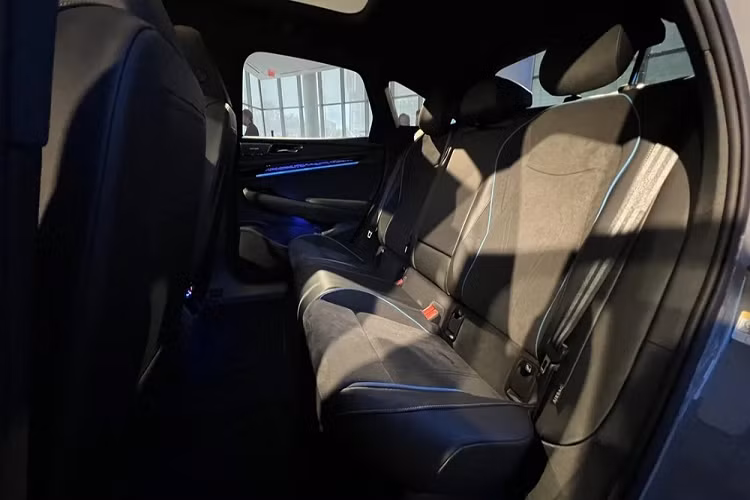 Nhờ đó, xe có thể tăng tốc từ 0-100 km/h trong thời gian 6 giây. Trong thời gian tới, Volkswagen ID.7 sẽ có thêm phiên bản GTX với 2 mô-tơ điện và hệ dẫn động 4 bánh toàn thời gian.