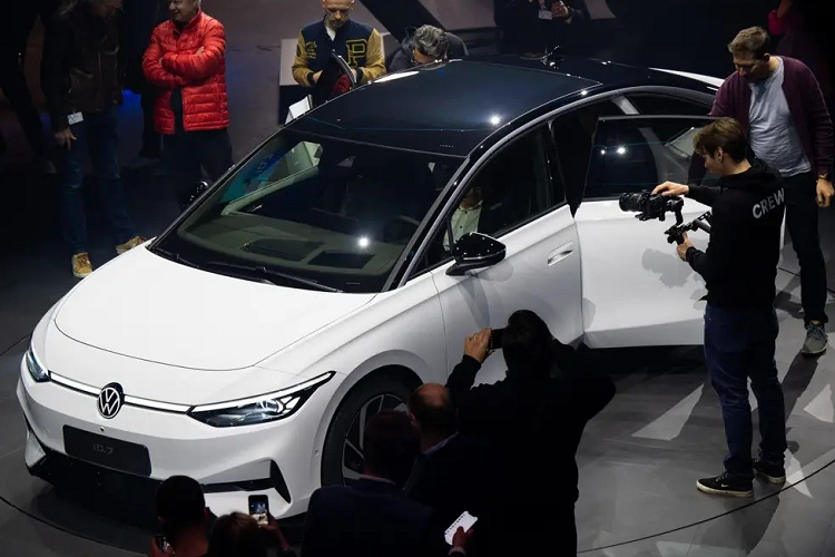 Mẫu xe sedan Volkswagen ID.7 được định vị như mẫu xe điện đầu bảng của thương hiệu ID. Thuộc phân khúc sedan thuần điện hạng trung, tân binh này có kích thước khá lớn, bao gồm chiều dài 4.956 mm, chiều rộng 1.862 mm, chiều cao 1.537 mm và chiều dài cơ sở 2.965 mm. Với kích thước này, Volkswagen ID.7 sẽ cạnh tranh với những đối thủ như Tesla Model 3 và Hyundai Ioniq 6.