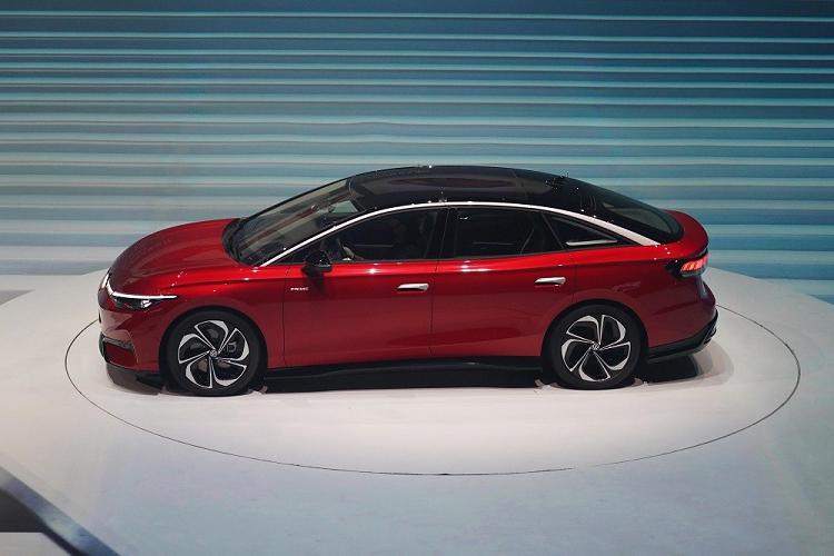 Tương tự các mẫu xe điện ID khác của Volkswagen, ID.7 cũng được áp dụng phong cách thiết kế tối giản. Trên đầu xe, mẫu ô tô điện này có điểm nhấn đáng chú ý nhất là dải đèn LED định vị ban ngày nằm vắt ngang, nối với logo phát sáng của hãng Volkswagen. Thêm vào đó là cụm đèn pha LED gọn gàng, vuốt mượt mà về phía sau và hốc gió trung tâm nối liền với khe gió ở hai góc cản trước.