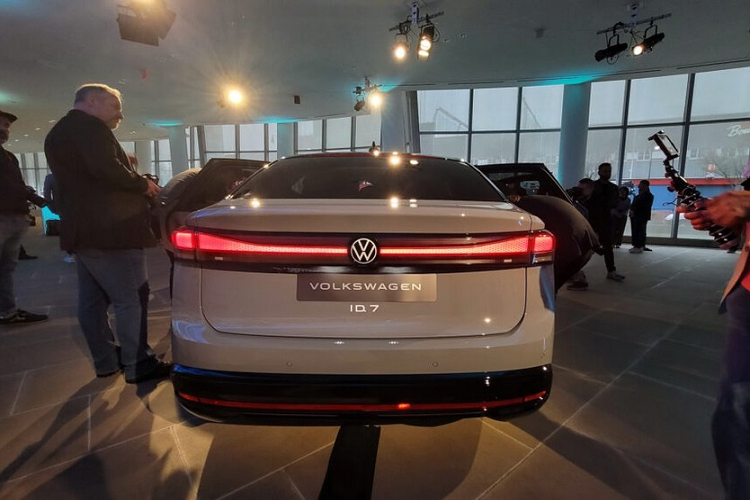 Chưa hết, Volkswagen ID.7 còn được trang bị ghế bọc da pha nỉ, ghế trước chỉnh điện 14 hướng... đèn LED trên trần xe, đèn viền nhiều màu, màn hình hiển thị thông tin kính lái HUD với công nghệ thực tế ảo, tính năng điều khiển bằng giọng nói, hệ thống âm thanh Harman Kardon 14 loa và cửa sổ trời toàn cảnh Panorama. Cửa sổ trời này có thể chuyển từ trạng thái trong suốt sang mờ đục chỉ bằng cách bấm nút.